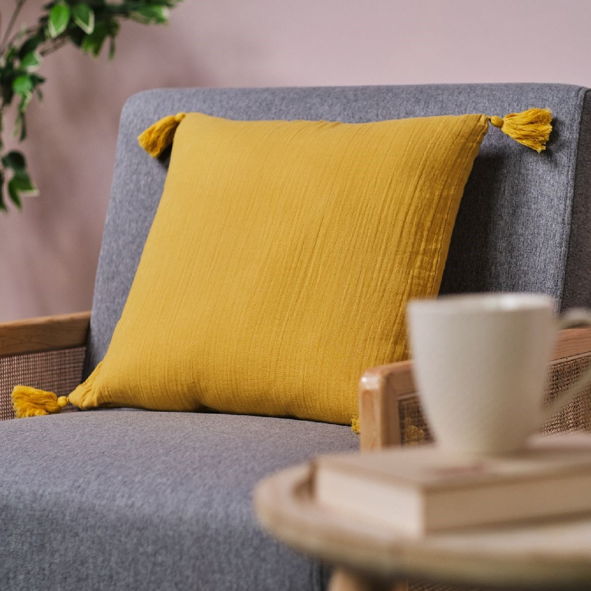 Coussin déhoussable à pompoms uni gaze de coton INDIAN FLOWERS jaune