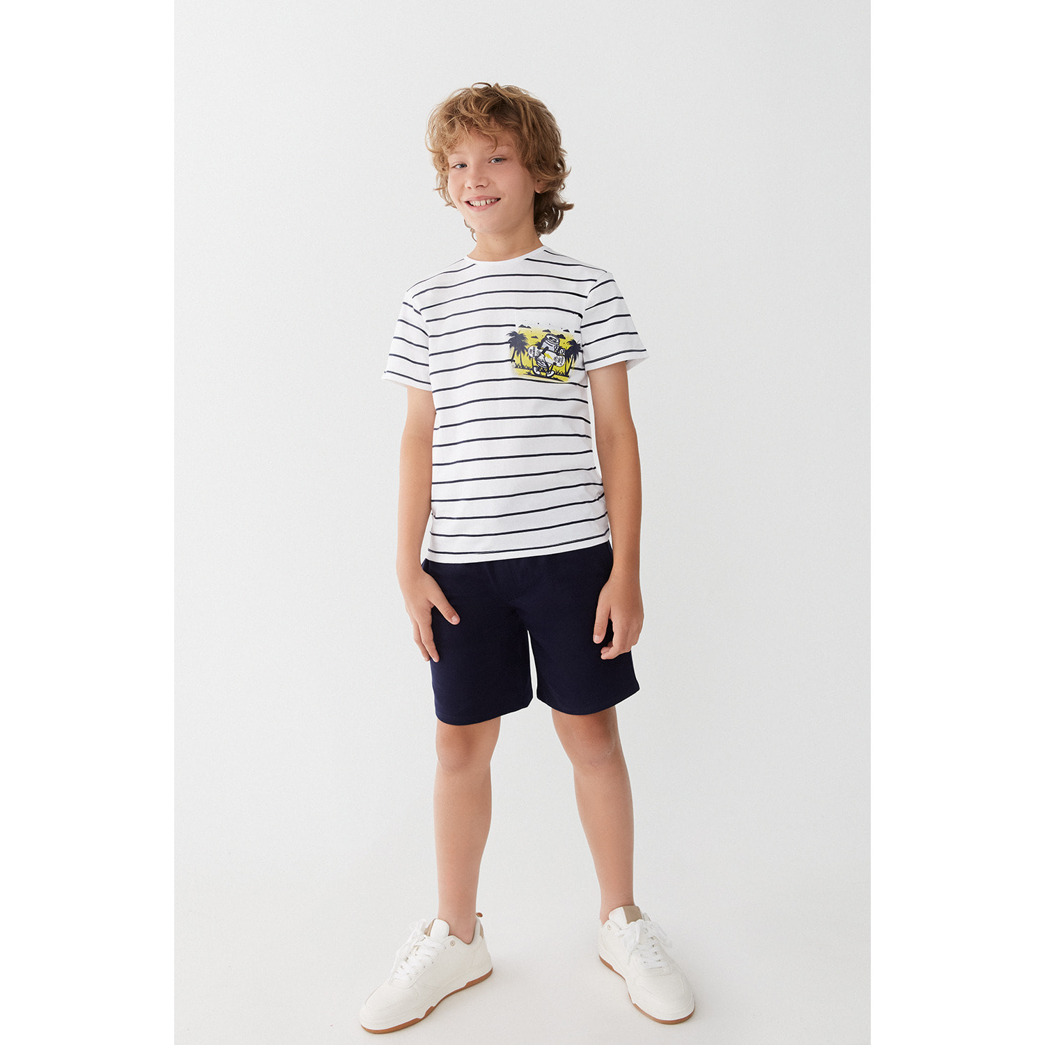 Conjunto Niño Verano 2 Piezas Camiseta de Rayas Blanca y Azul con Bolsillo Estampado Tropical + Bermuda Azul Marino, Transpirable | Color: Rayas azul | Street Monkey