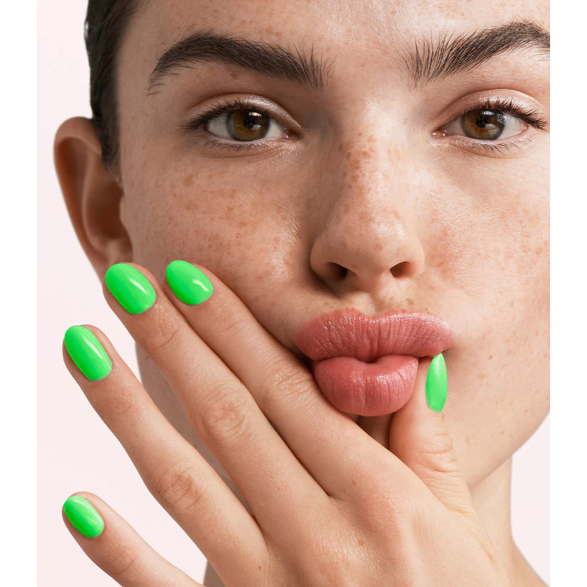 Vernis semi-permanent - 370 Adventurous Green - 15 ml