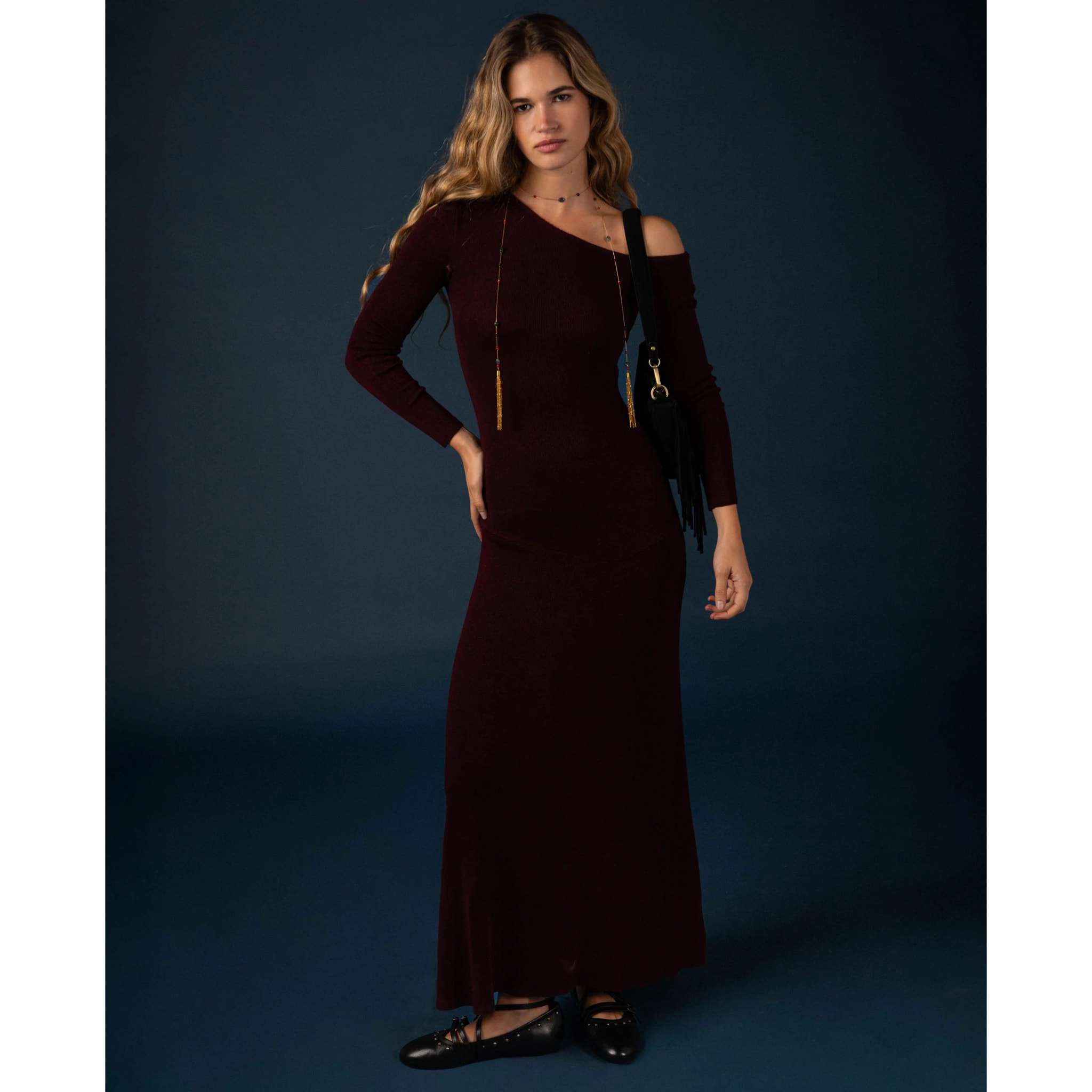 Vestido de punto con escote asimétrico de mujer