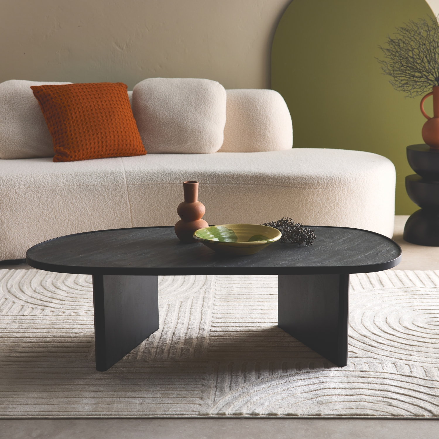 Table basse ovale bois de manguier et placage pierre noire. rebord en métal. L 119.5 x P 60 x H 35cm