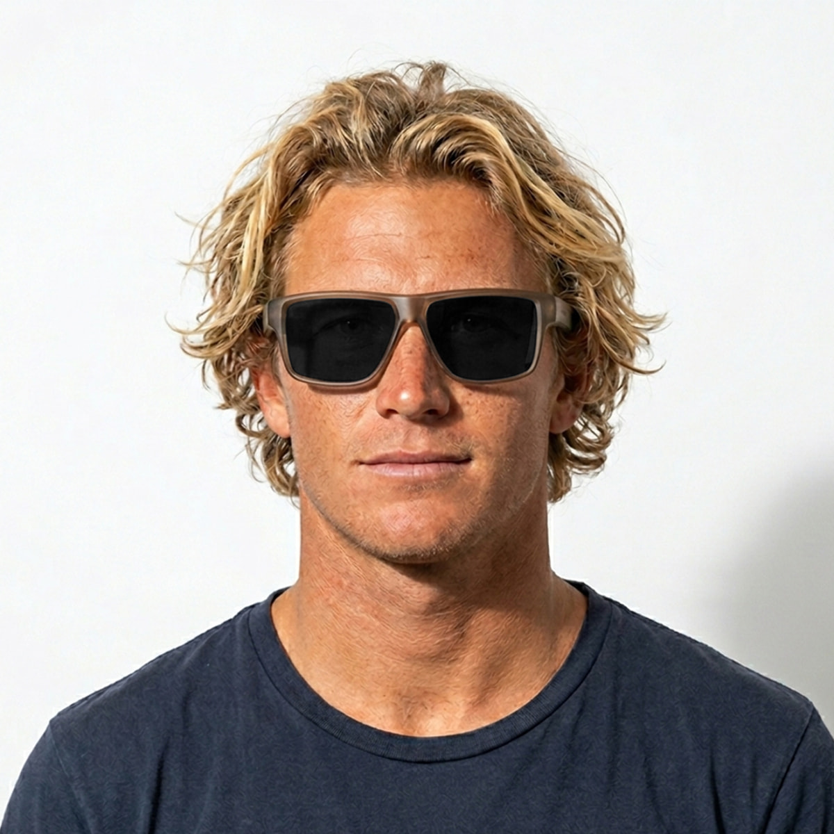 Gafas PALOALTO modelo SNOW en color Montura marrón mate con lentes polarizadas ahumadas.