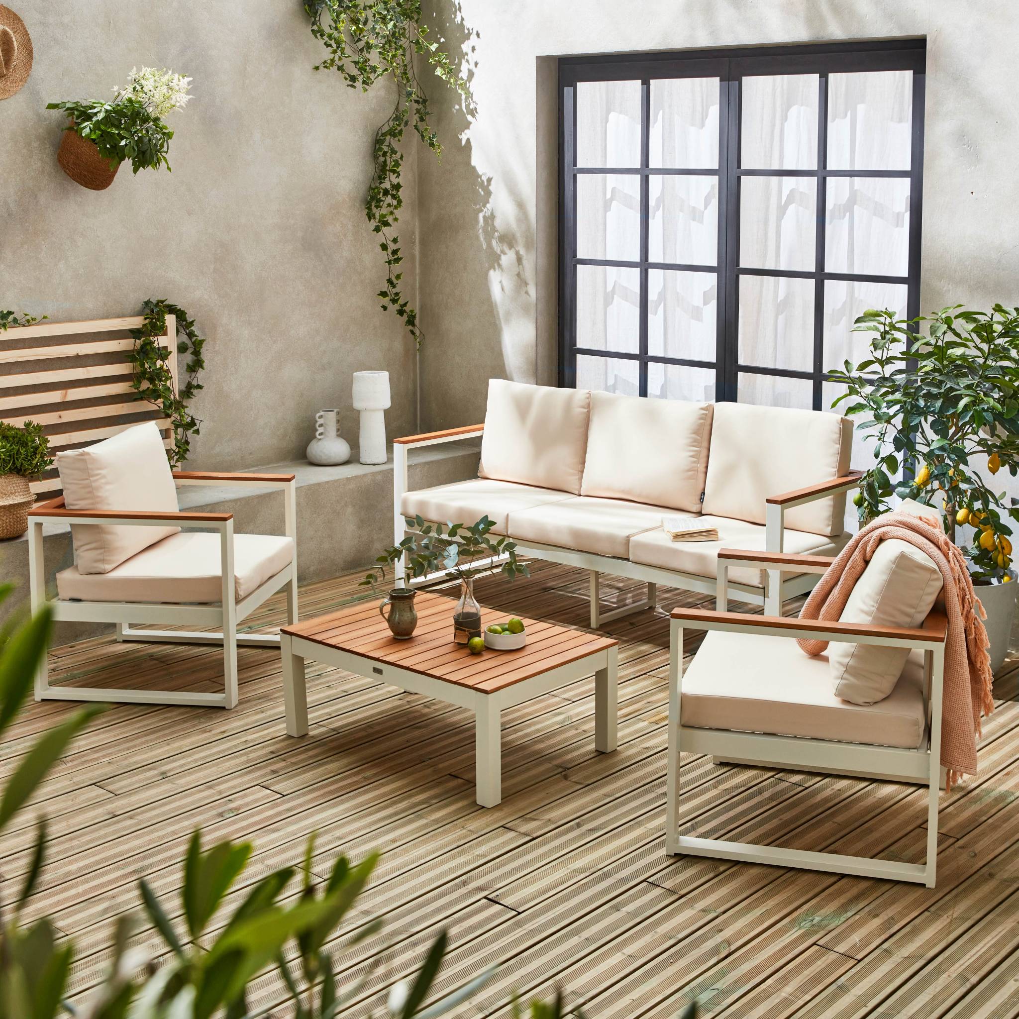 Salon de jardin 5 places en aluminium et eucalyptus – NAZCA – Structure blanche. Coussins beiges