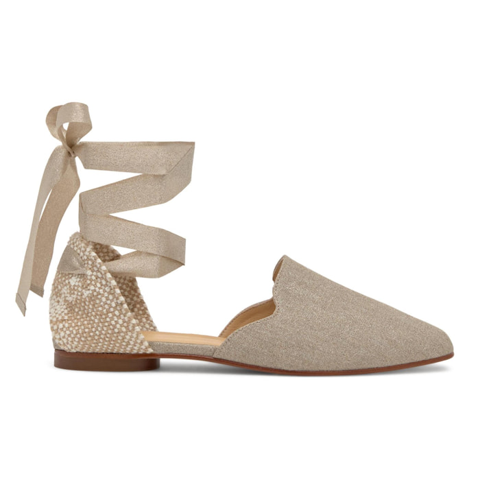 Alpargata plana Gilda en lino metalizado con cierre de lazo