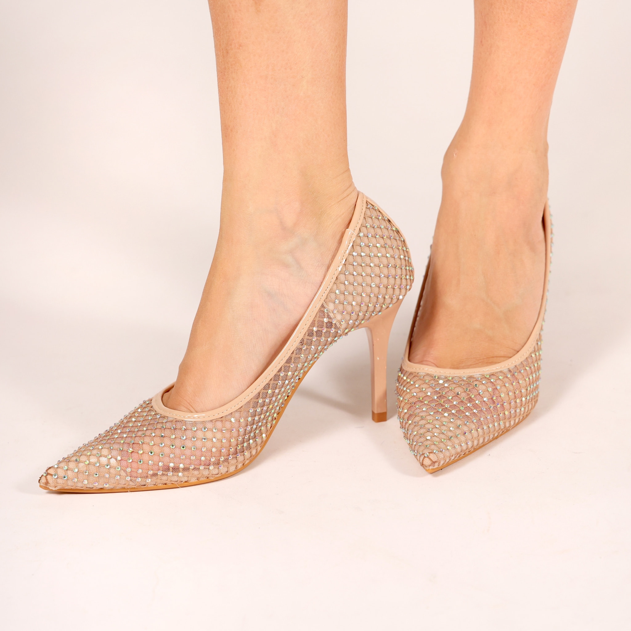 Dècolletè pumps in simil pelle con tomaia bucherellata ricoperta di strass