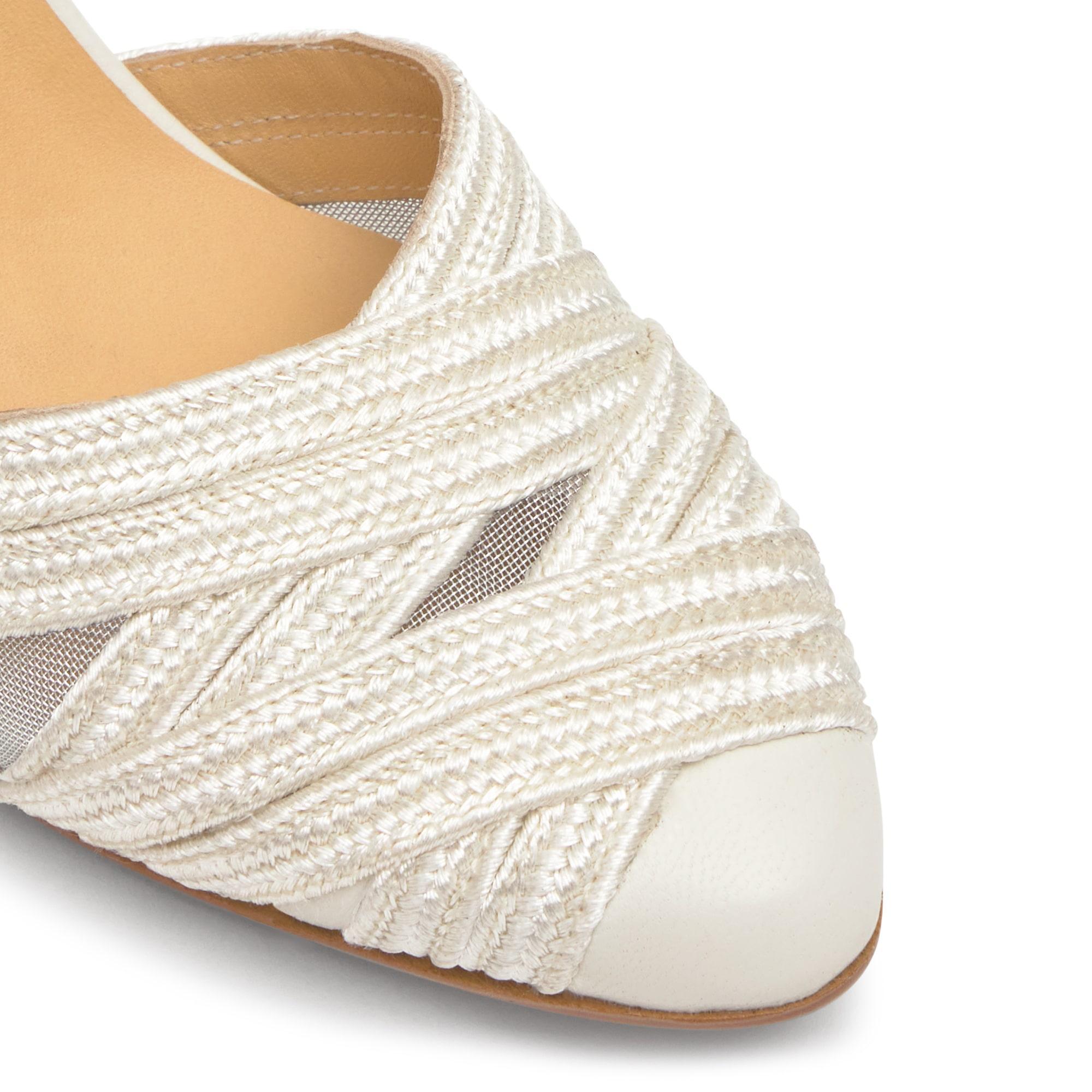 Zapato salón Joy cuña geométrica en trenzado metalizado artesanal con pulsera y escote en V