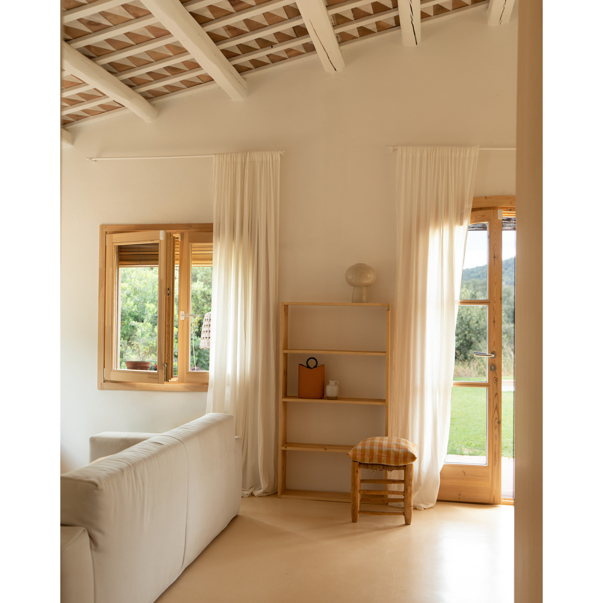 Estantería de madera maciza tono roble medio con 3 estantes Alto: 146 Largo: 80 Ancho: 20