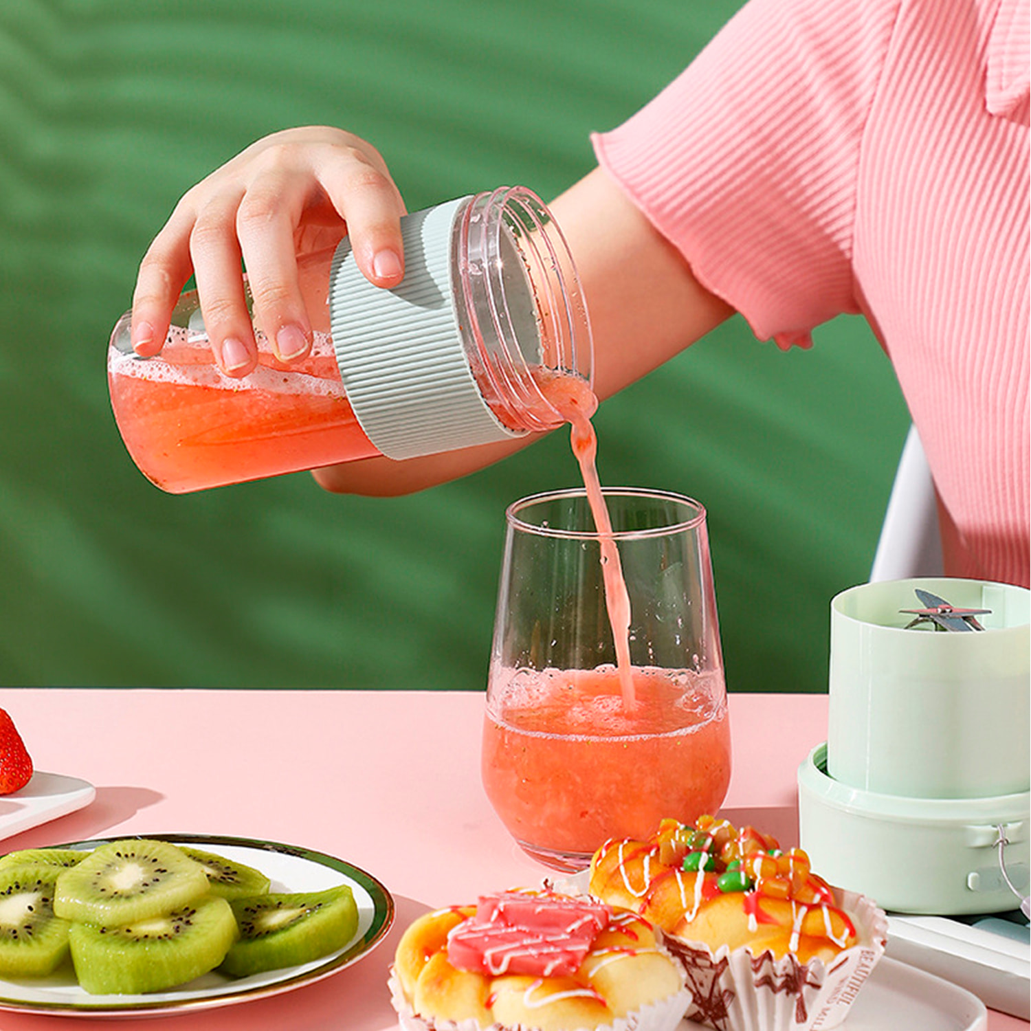 Frullatore portatile multifunzione da 350 ml con 6 lame in acciaio, sicurezza con doppio clic e batteria ricaricabile.
