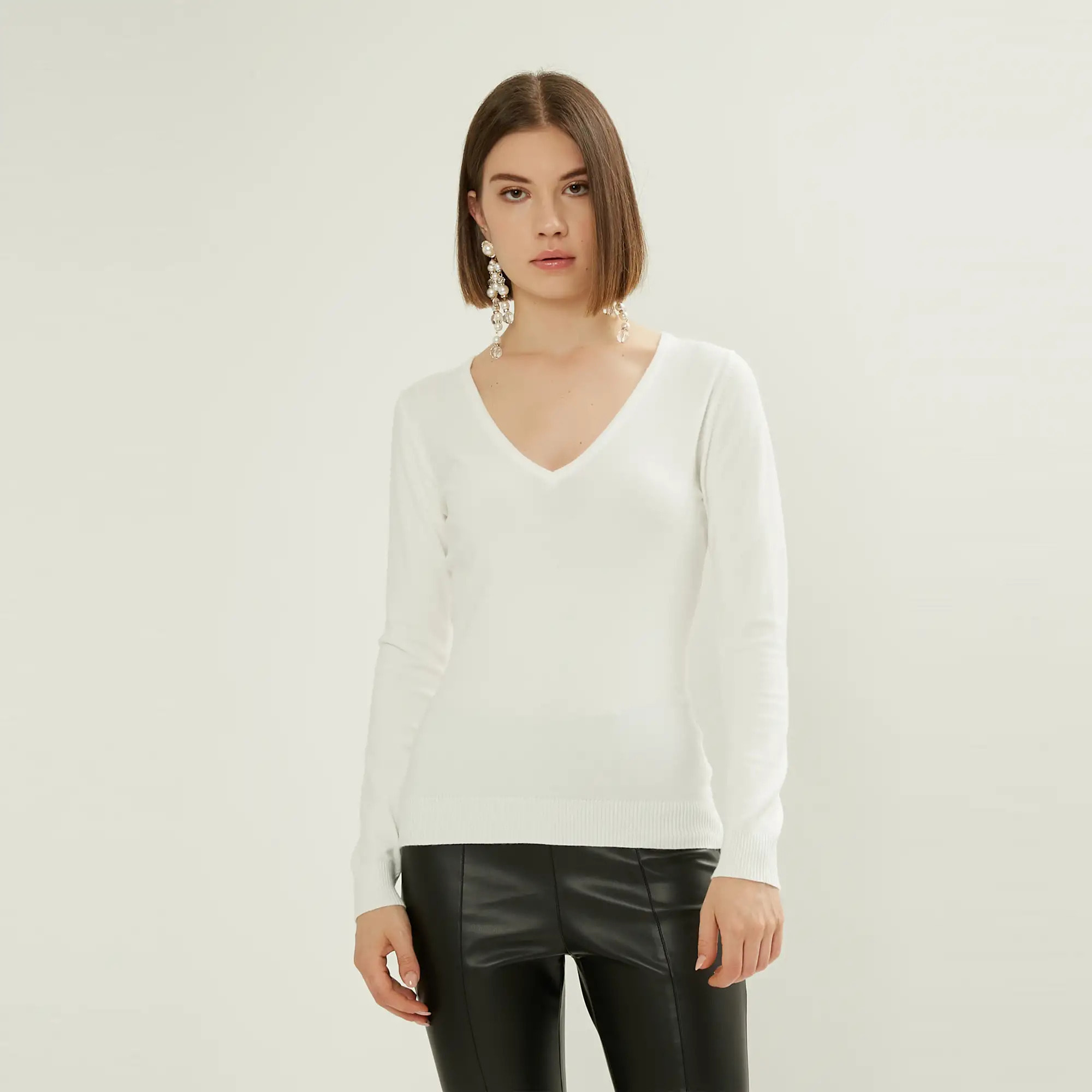 PULLOVER BASIC CON SCOLLO A V