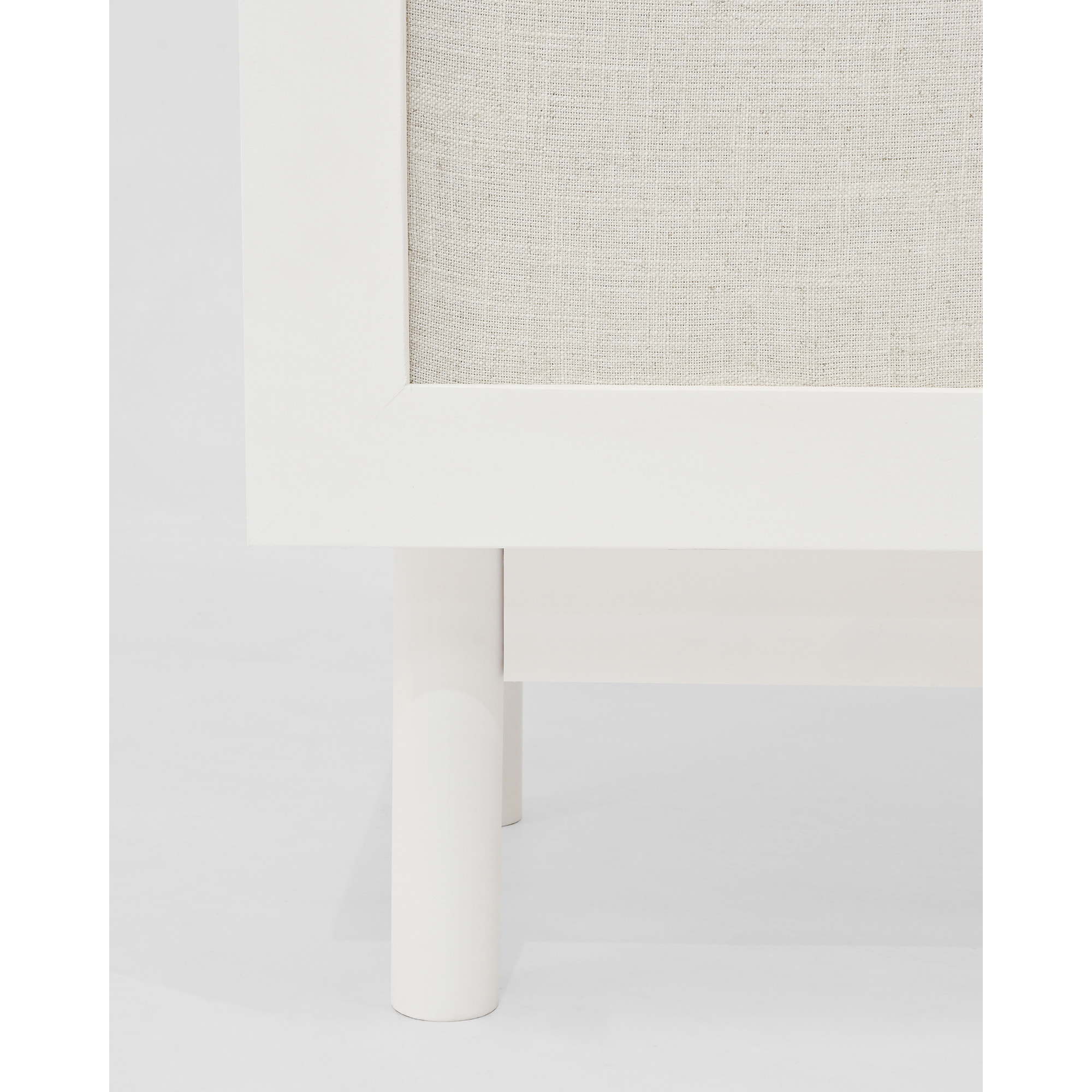Meuble TV en bois massif et toile de lin avec 2 portes en blanc 150x40cm Hauteur: 40 Longueur: 150 Largeur: 42