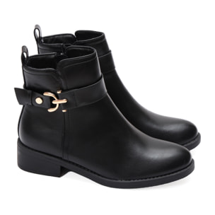Stivaletto in simil pelle con fibbia dorata