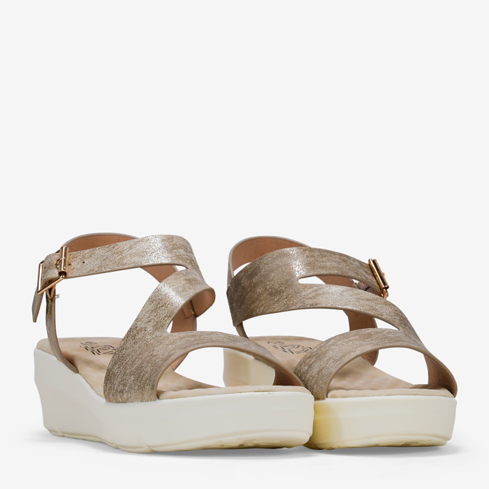 Sandalias de cuña doradas con hebilla