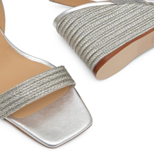 Sandalia destalonada Barby trenzada en acabado metalizado