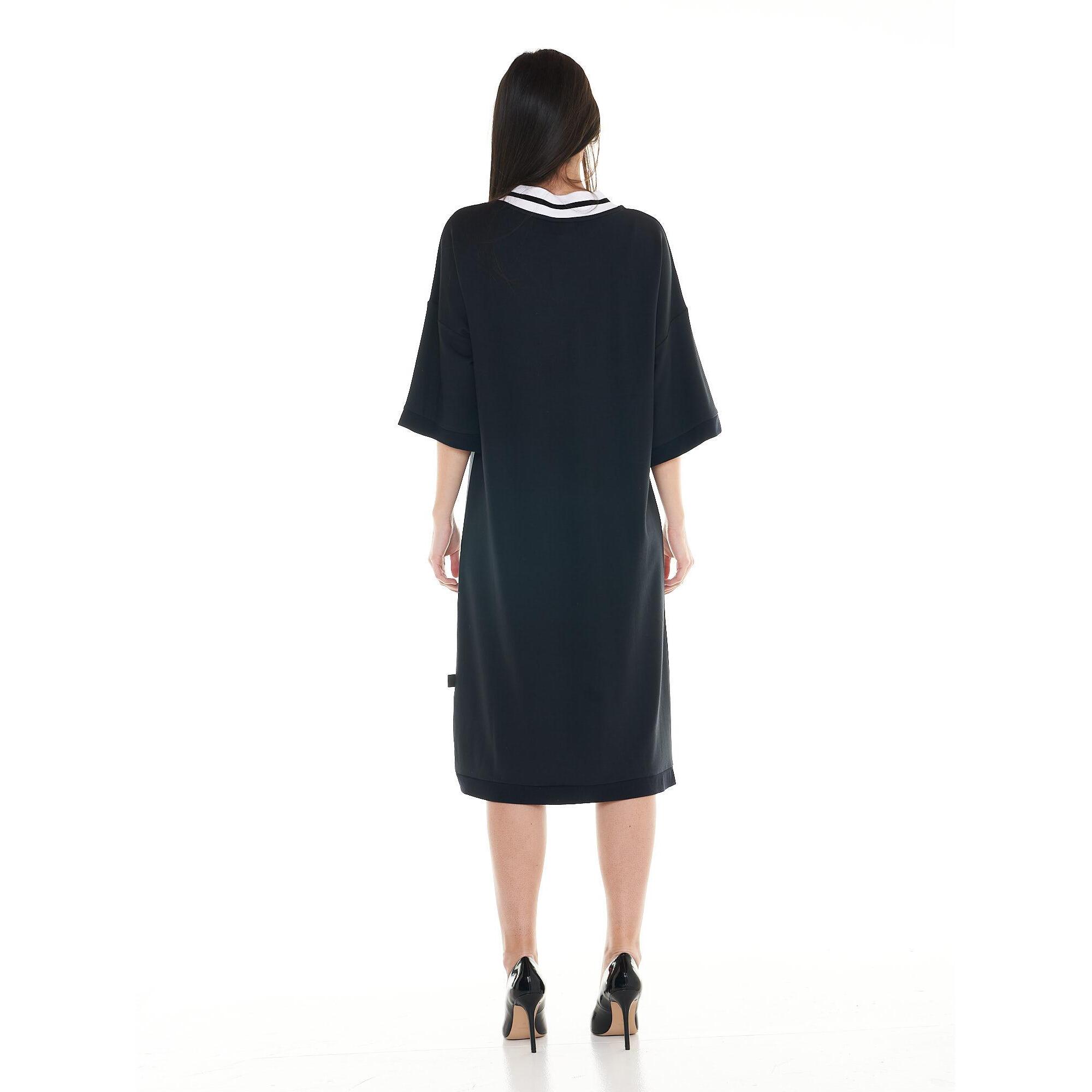 Vestido de mujer relajado en blanco y negro.