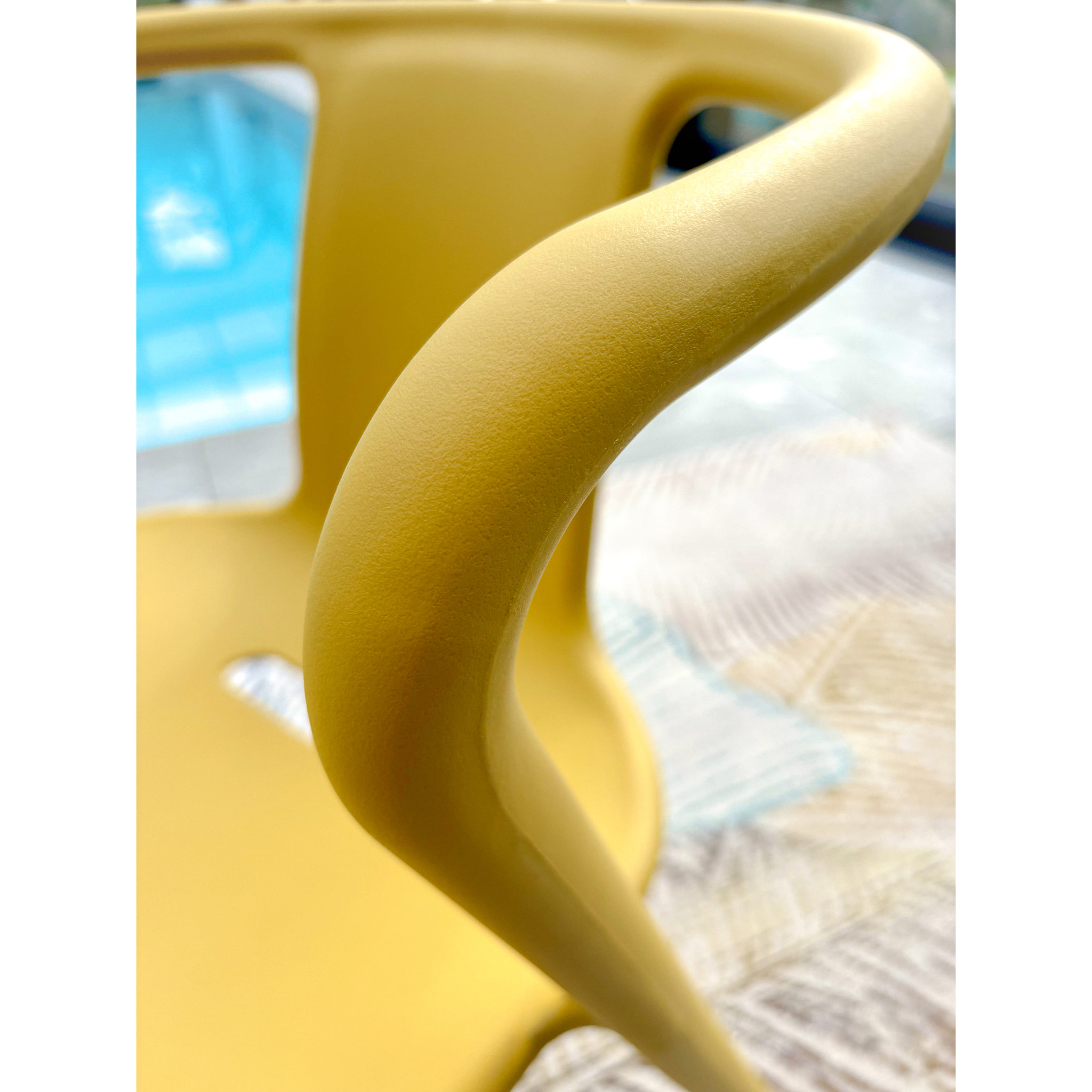 DIEGO - Lot de 2 fauteuils de jardin empilables, Polypropylène Jaune moutarde