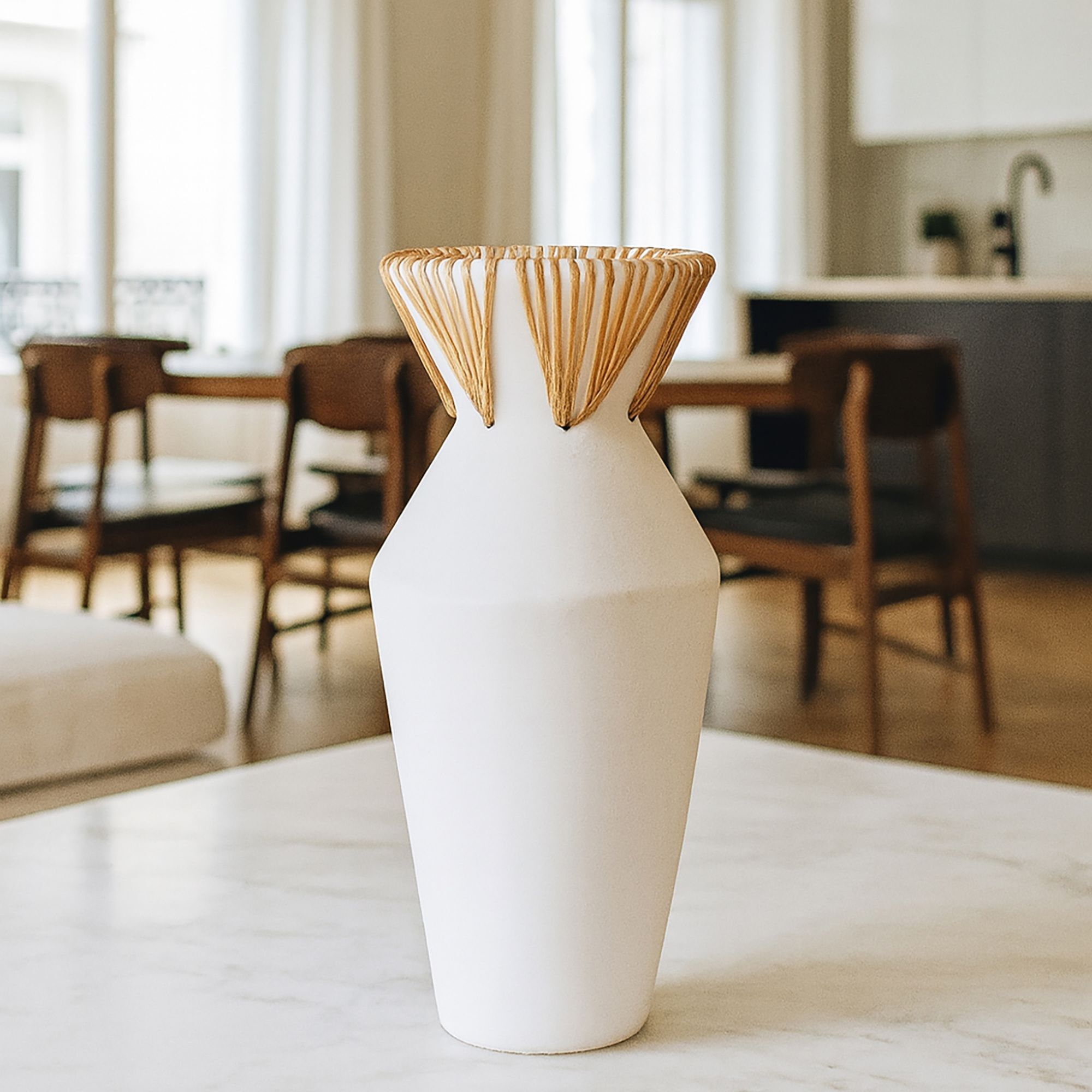 Vase en béton et rotin blanc h37cm AYA