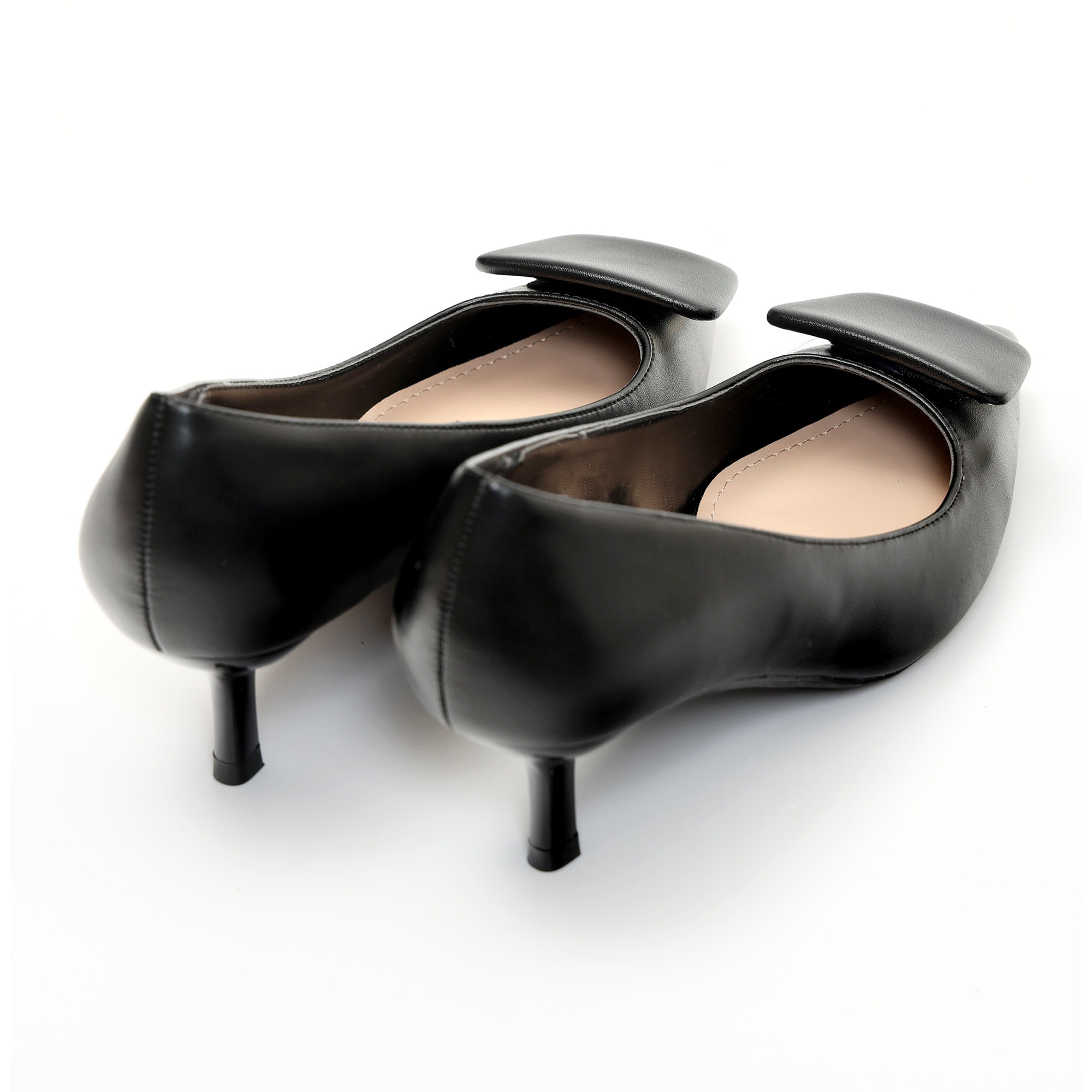 Dècolletè pumps in simil pelle con tacco basso e dettaglio sulla punta