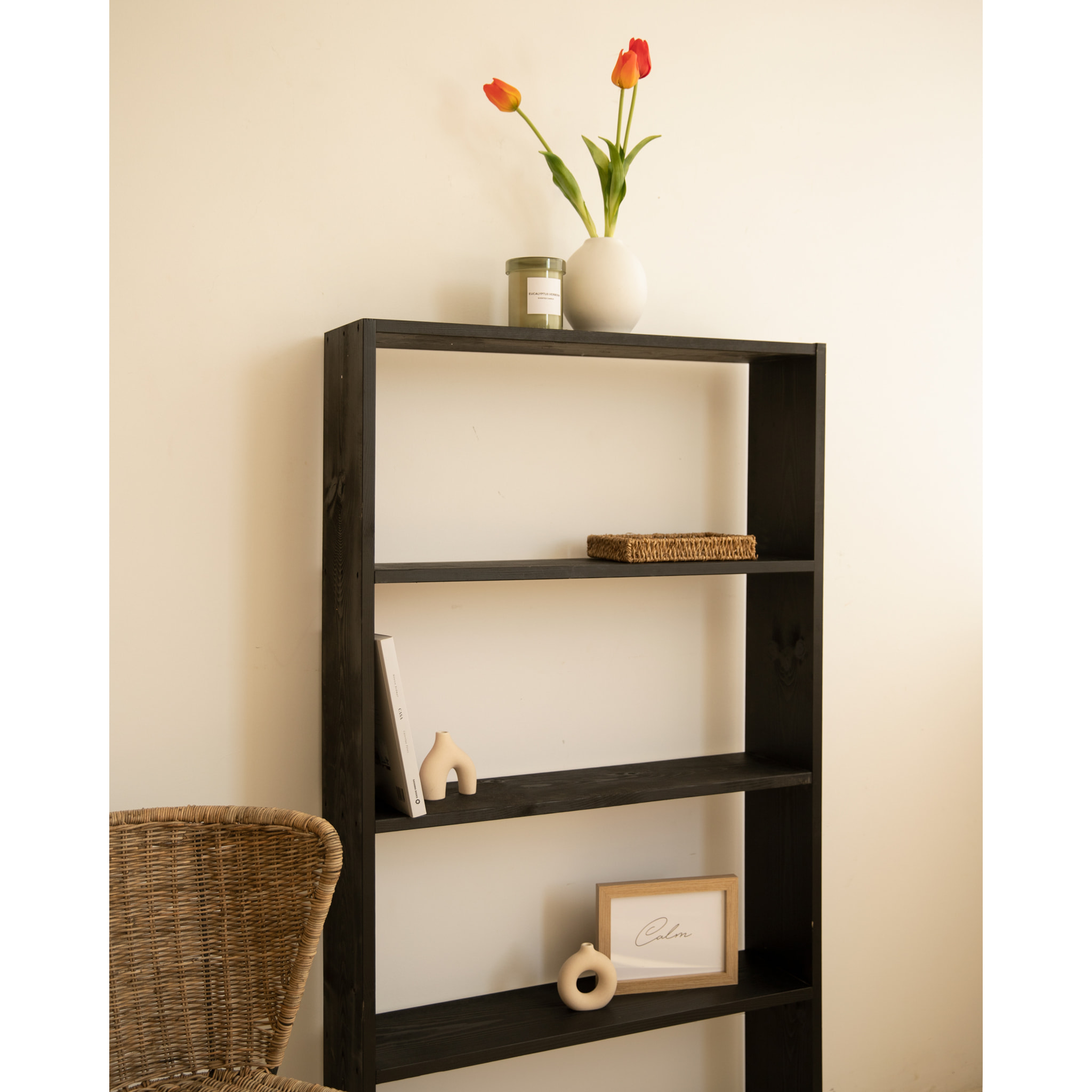 Estantería de madera maciza tono negro con 3 estantes Alto: 146 Largo: 80 Ancho: 20