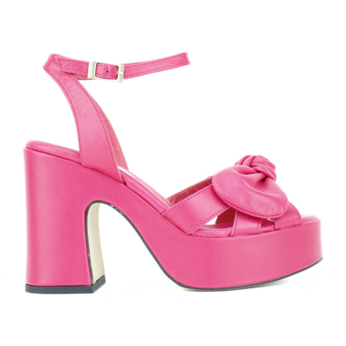 Sandalia plataforma con lazo. Tacón ancho de 7 cm