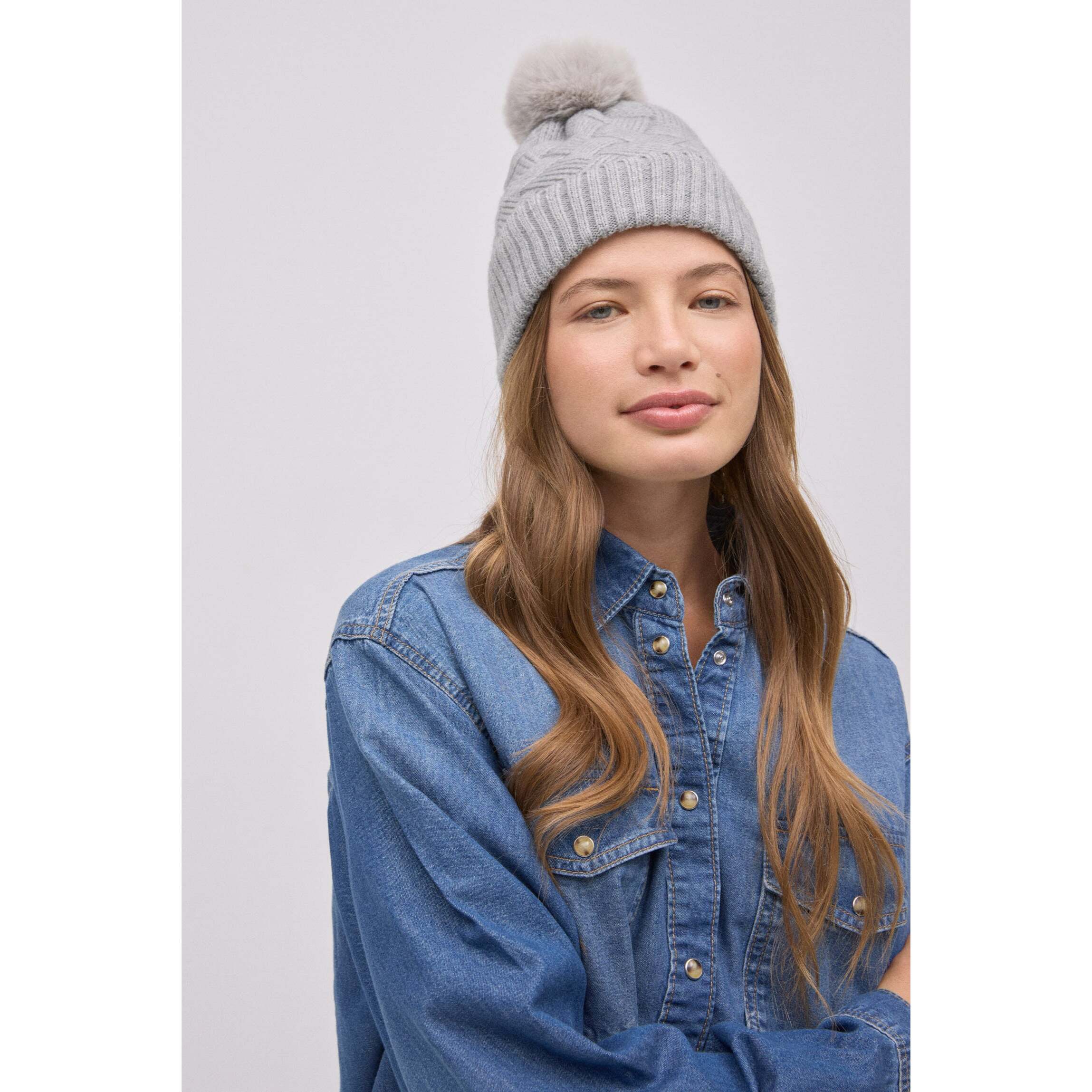 Cappello di peluche con pompon