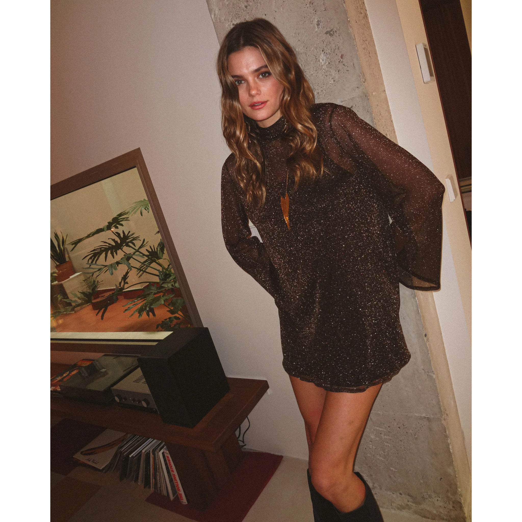 Vestido corto de tul con lurex y manga larga evasé de mujer