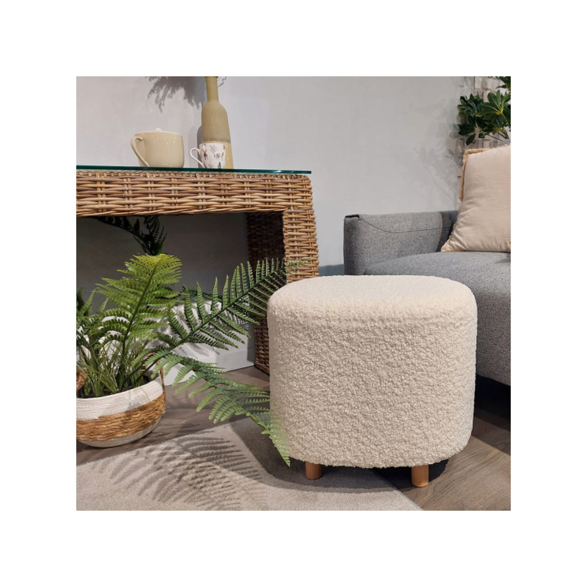 Pouf bouclette blanc en tissu imitation laine pieds en bois - BOUCLE