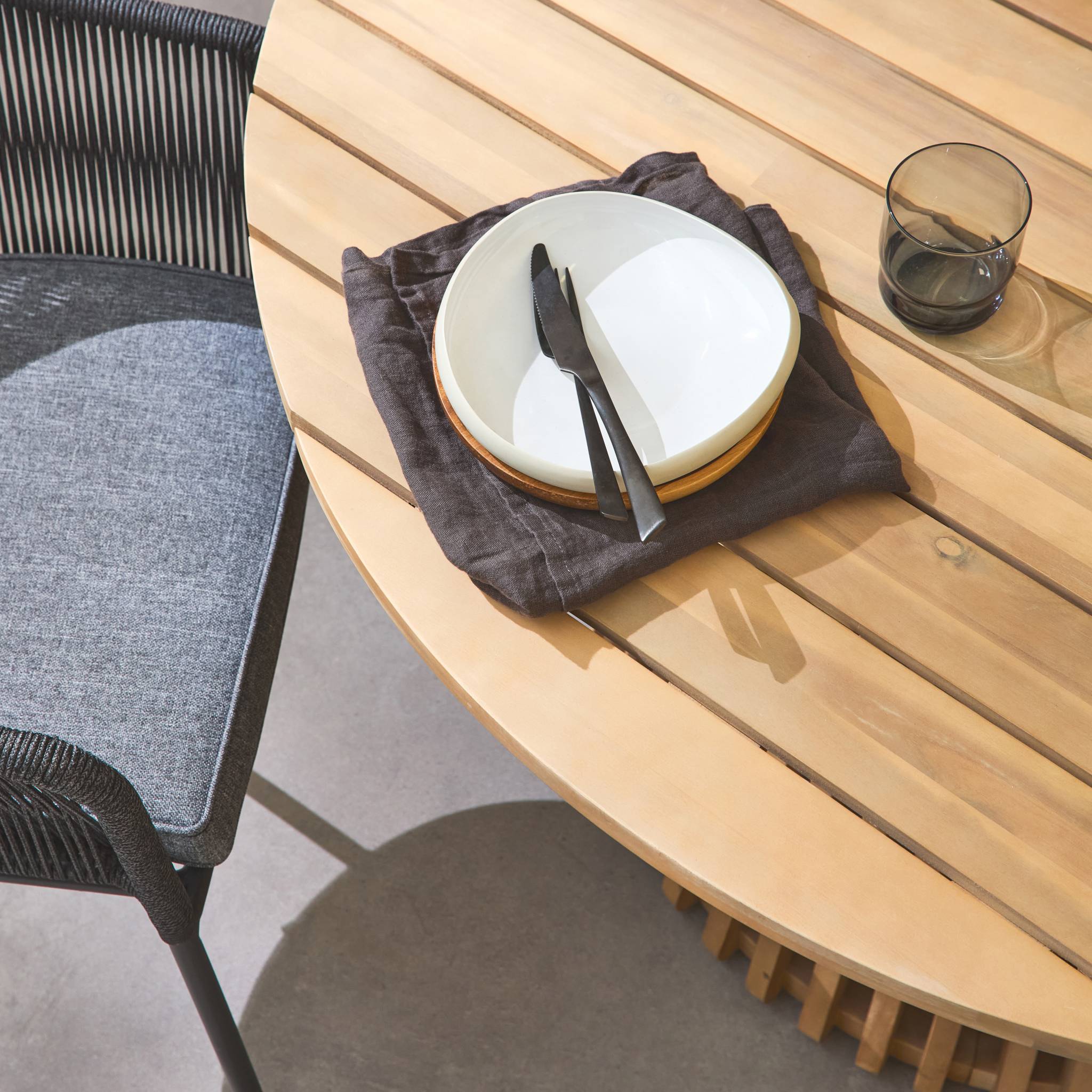 Table intérieur/extérieur bois d'acacia + 4 assises en corde noir et acier