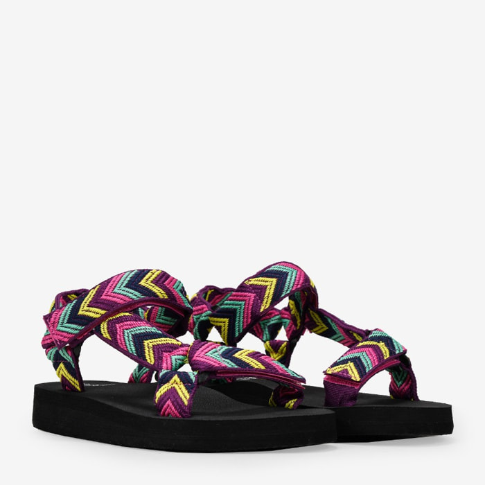 Sandalias deportivas planas con estampado étnico