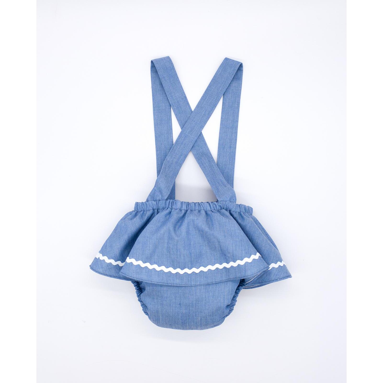 Cubrepañal azul, con tirantes y falda con picunela.