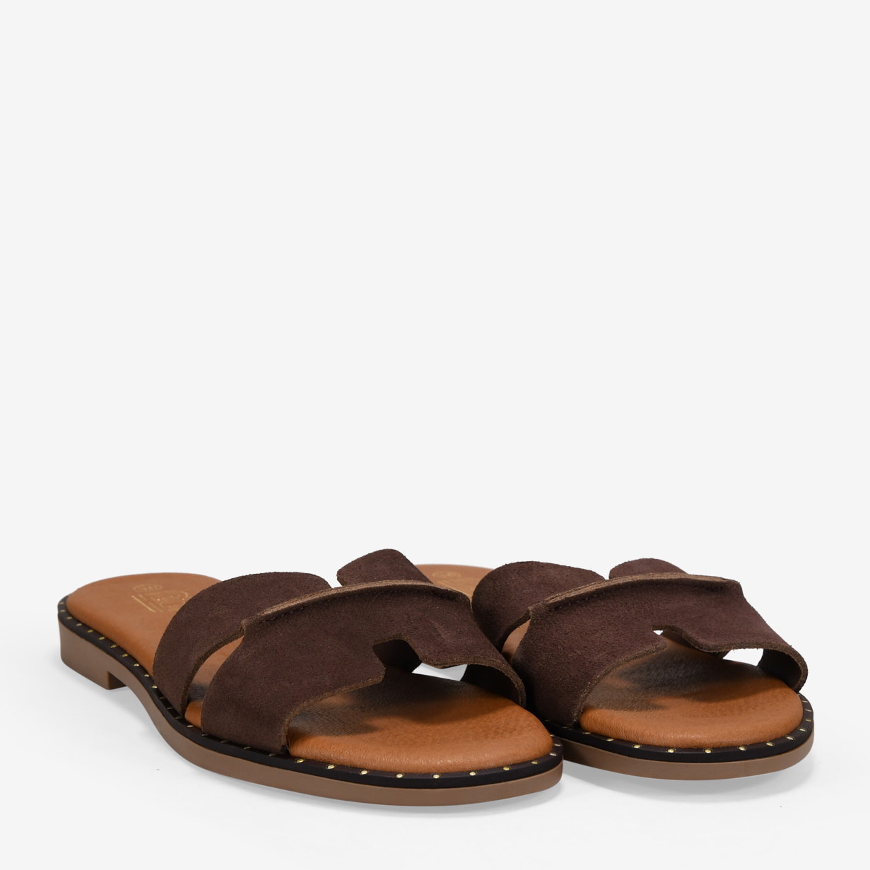 Sandalias planas marrones en serraje piel