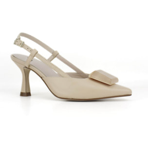 Salón destalonado con adorno casual. Tacón 6 cm