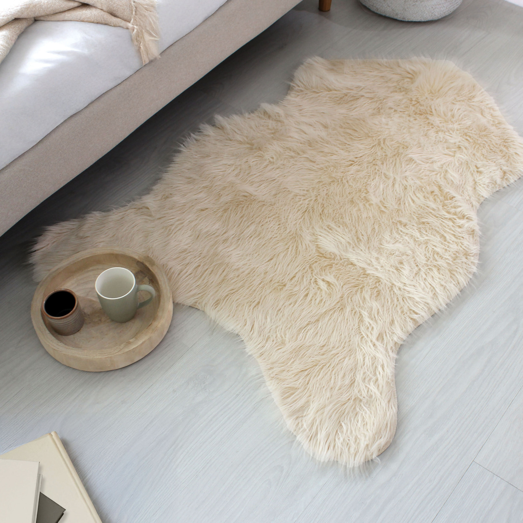 Tapis imitation peau de bête long poils et suédine - Ecru