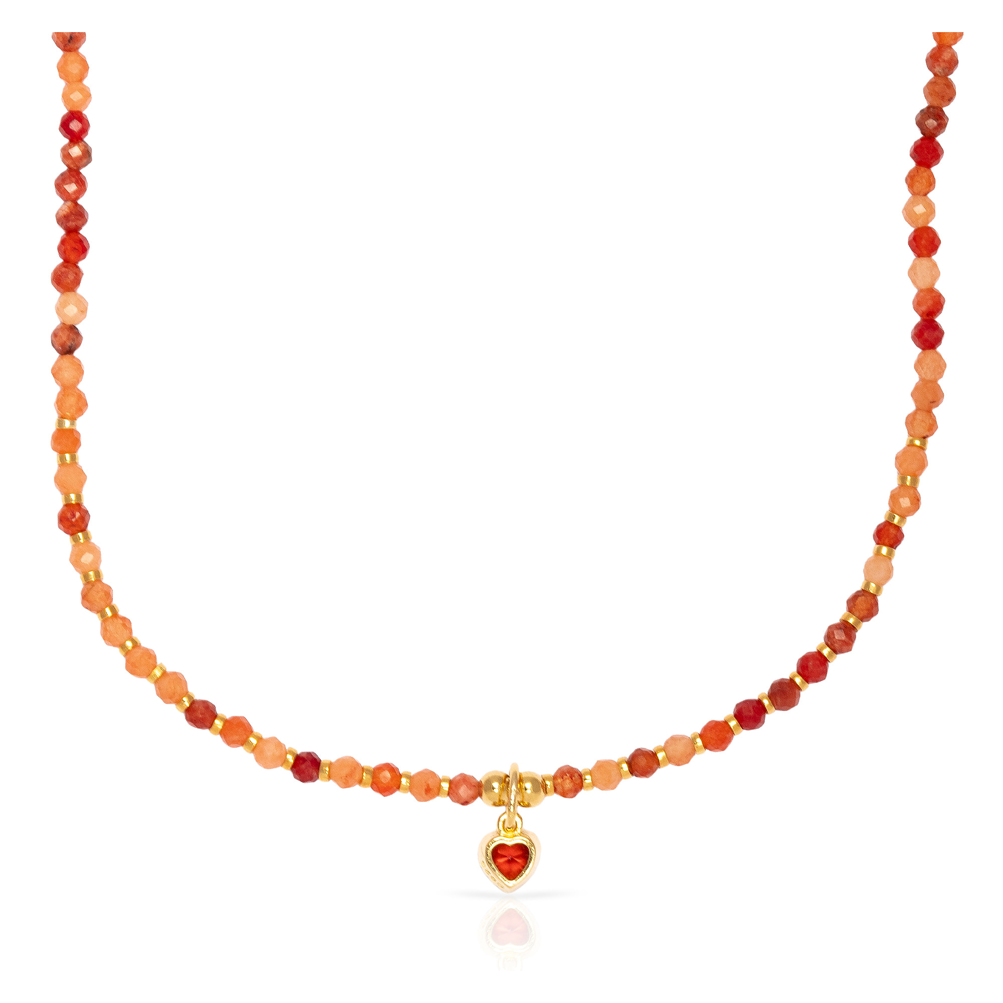 Collar de de piedras naturales con colgante de corazón, detalles en plata de ley 925 y cierre de resorte.