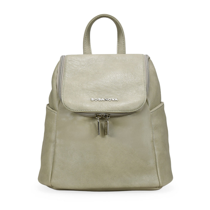 Mochila deportiva verde con solapa