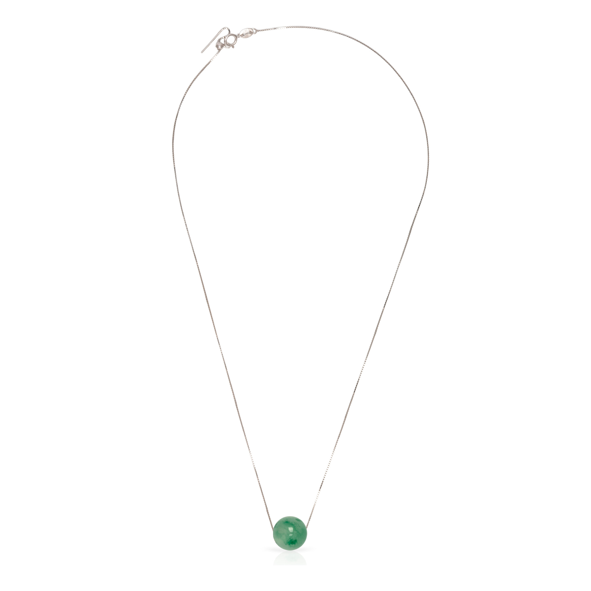 Collar de plata de ley 925 con colgante de jadeíta y cierre regulable de resorte.