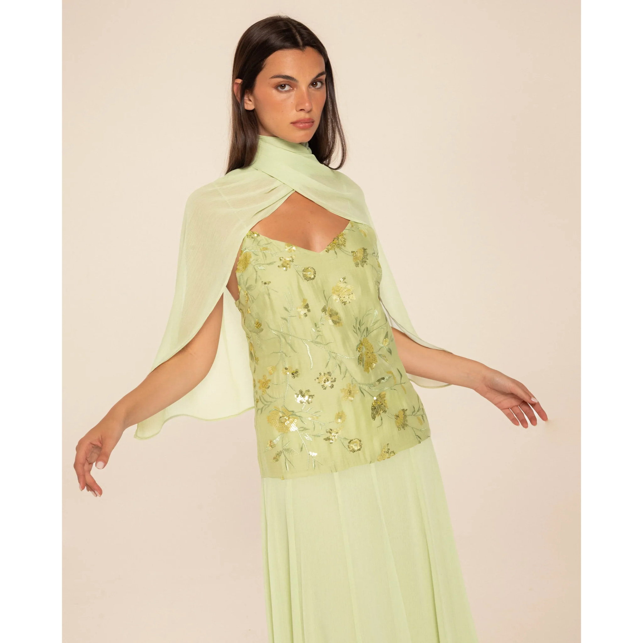 Vestido midi con cuerpo de bordados y gasa