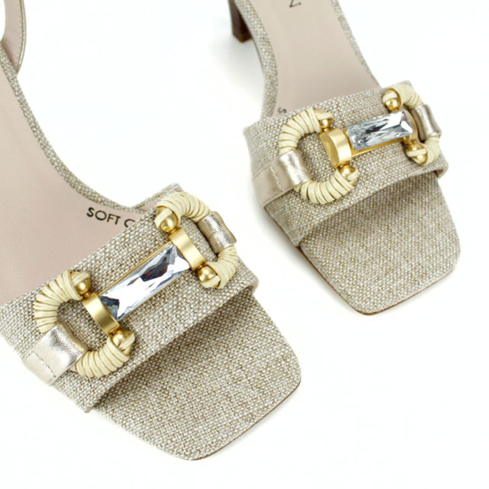 Sandalia lino beig con adorno oro. Tacón 7 cm