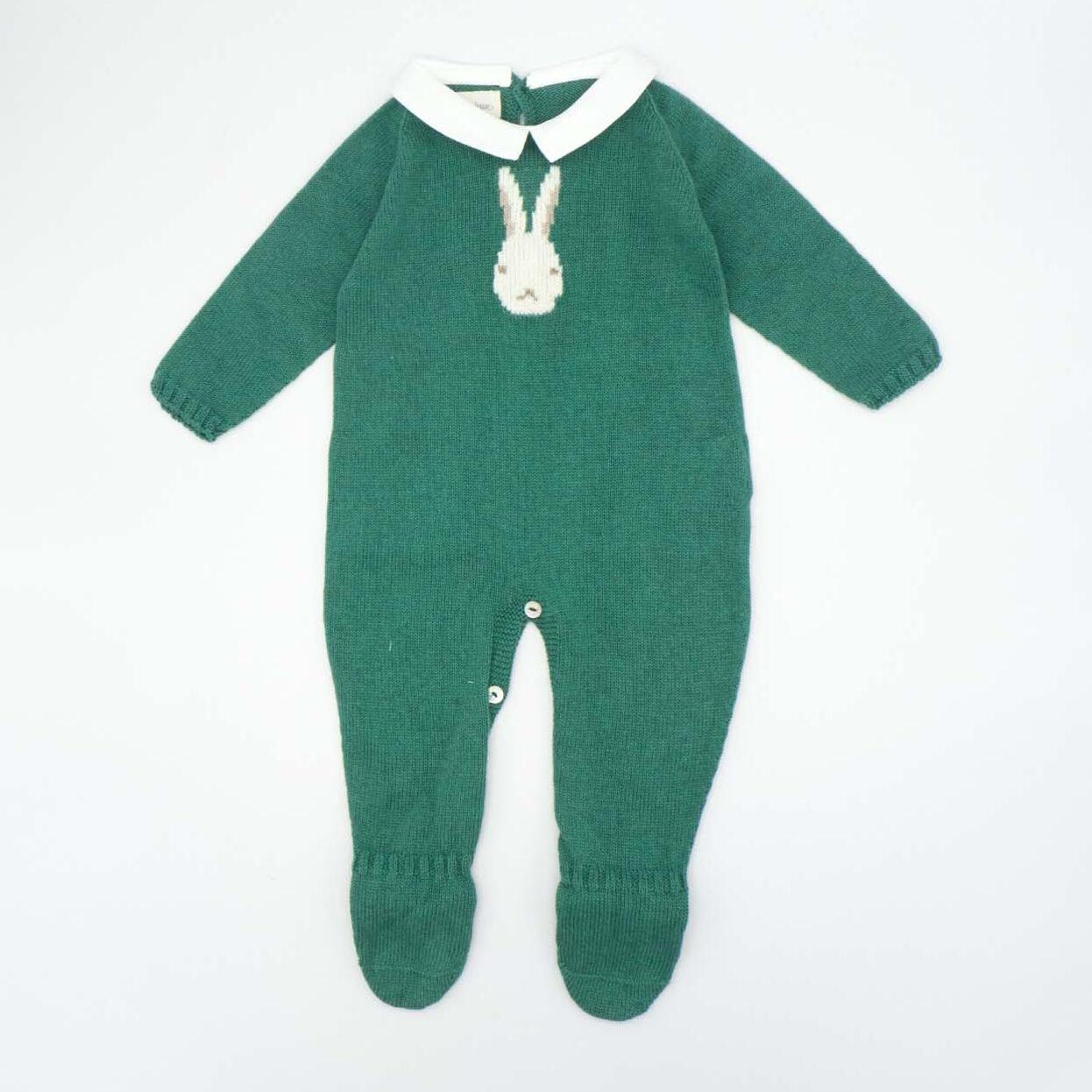 Pelele verde con dibujo conejo en el centro