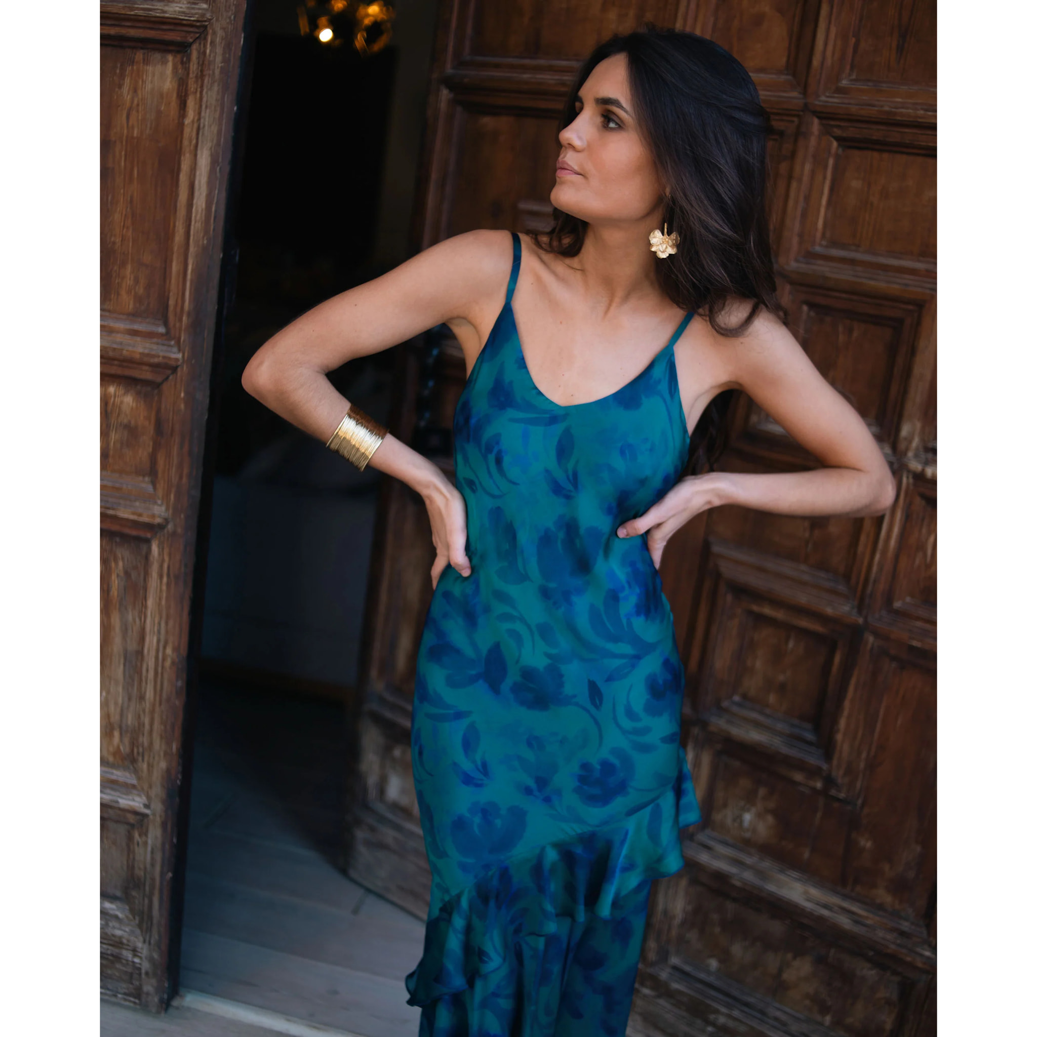 Vestido midi de tirantes con volante y corte lencero