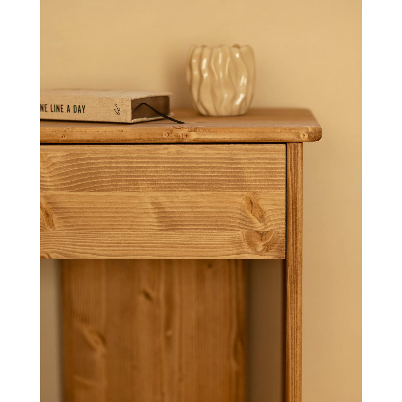 Mesita de noche de madera maciza en tono roble medio de 50x42cm Alto: 50 Largo: 42 Ancho: 27