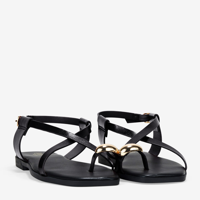 Sandalias planas negras de dedo con anillo
