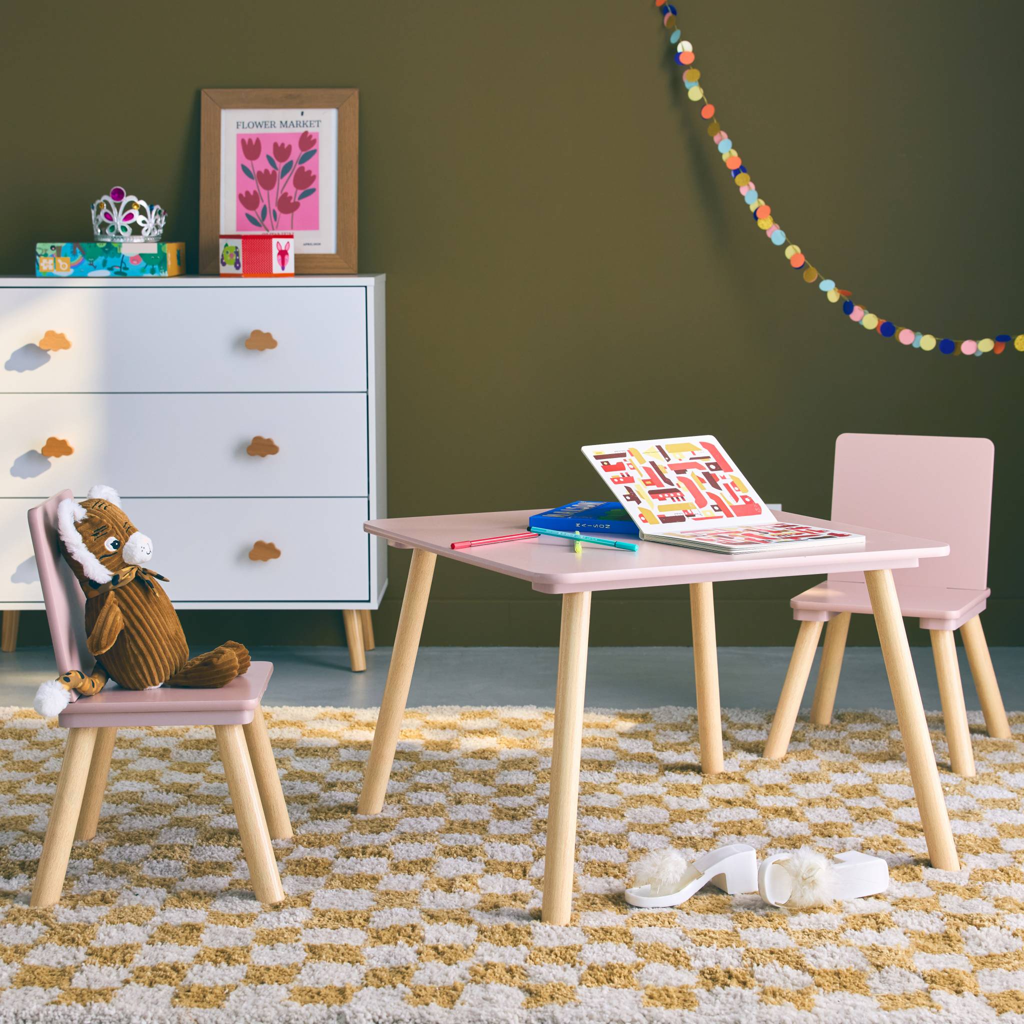 Table carrée enfant avec 2 chaises. pieds en pin. rose