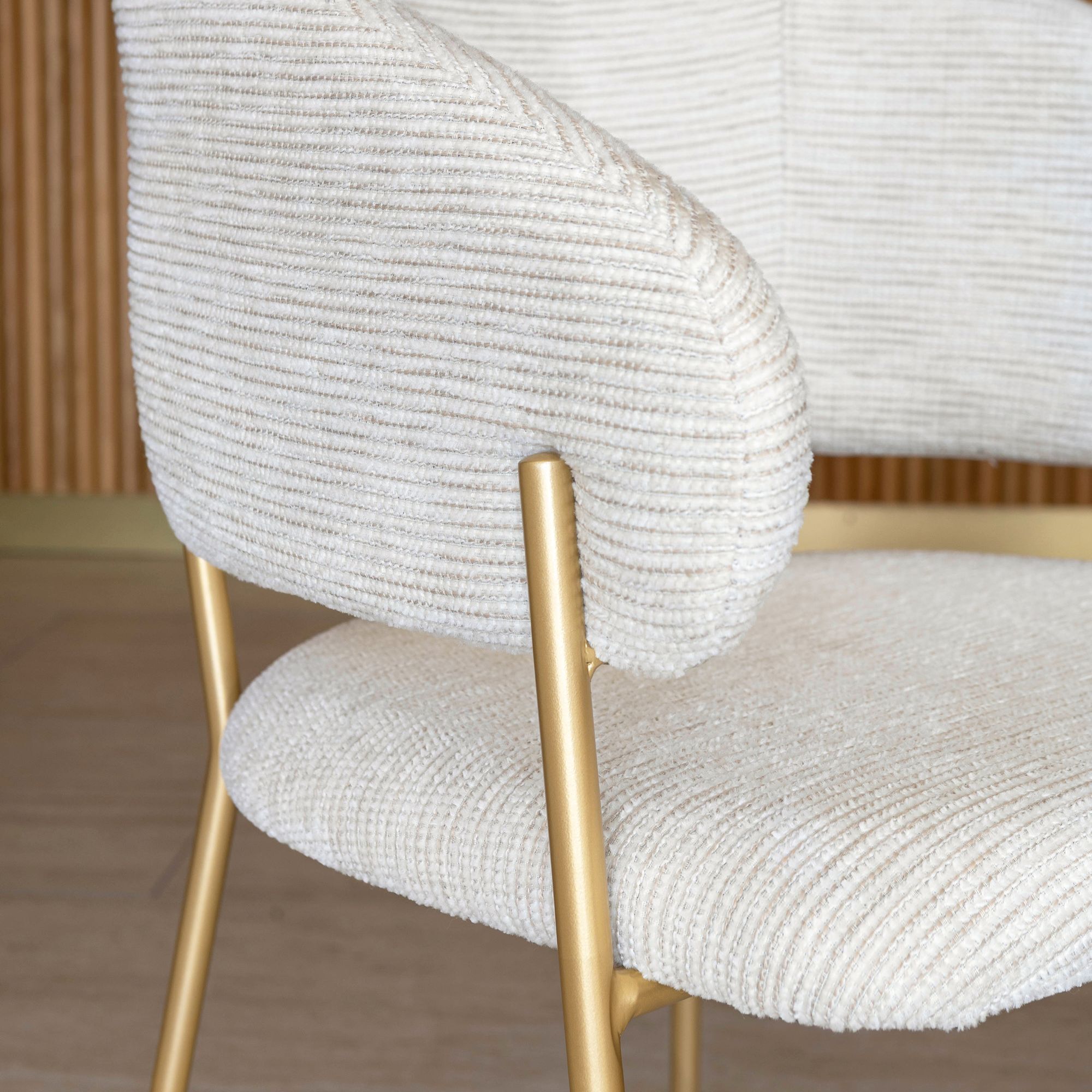 Lot de 2 fauteuils de table en tissu écru et pieds en métal doré EROS