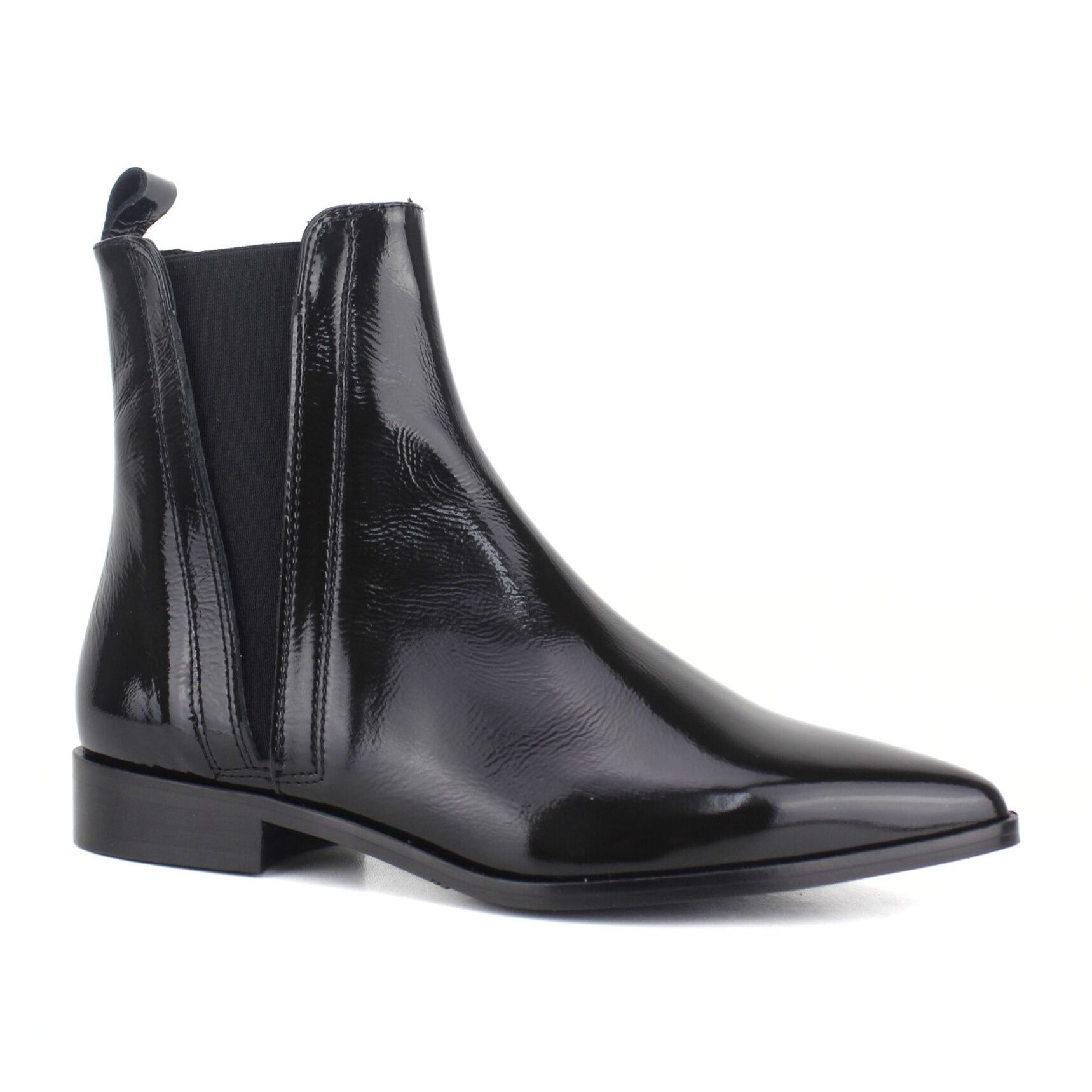 Botin de piel acharolada color negro con elásticos. Tacón 3 cm