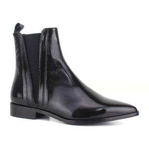 Botin de piel acharolada color negro con elásticos. Tacón 3 cm