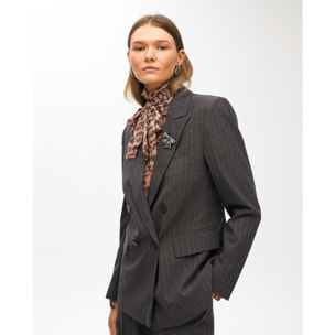 Blazer gessato con dettaglio gioiello sul revers