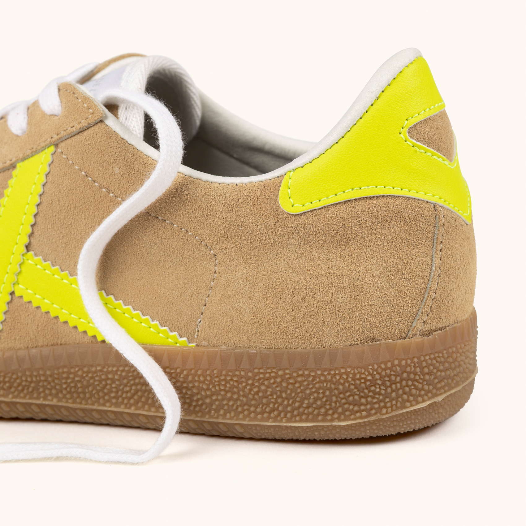 Zapatilla casual de serraje arena con detalles flúor y suela caramelo MUNICH BARRU 226