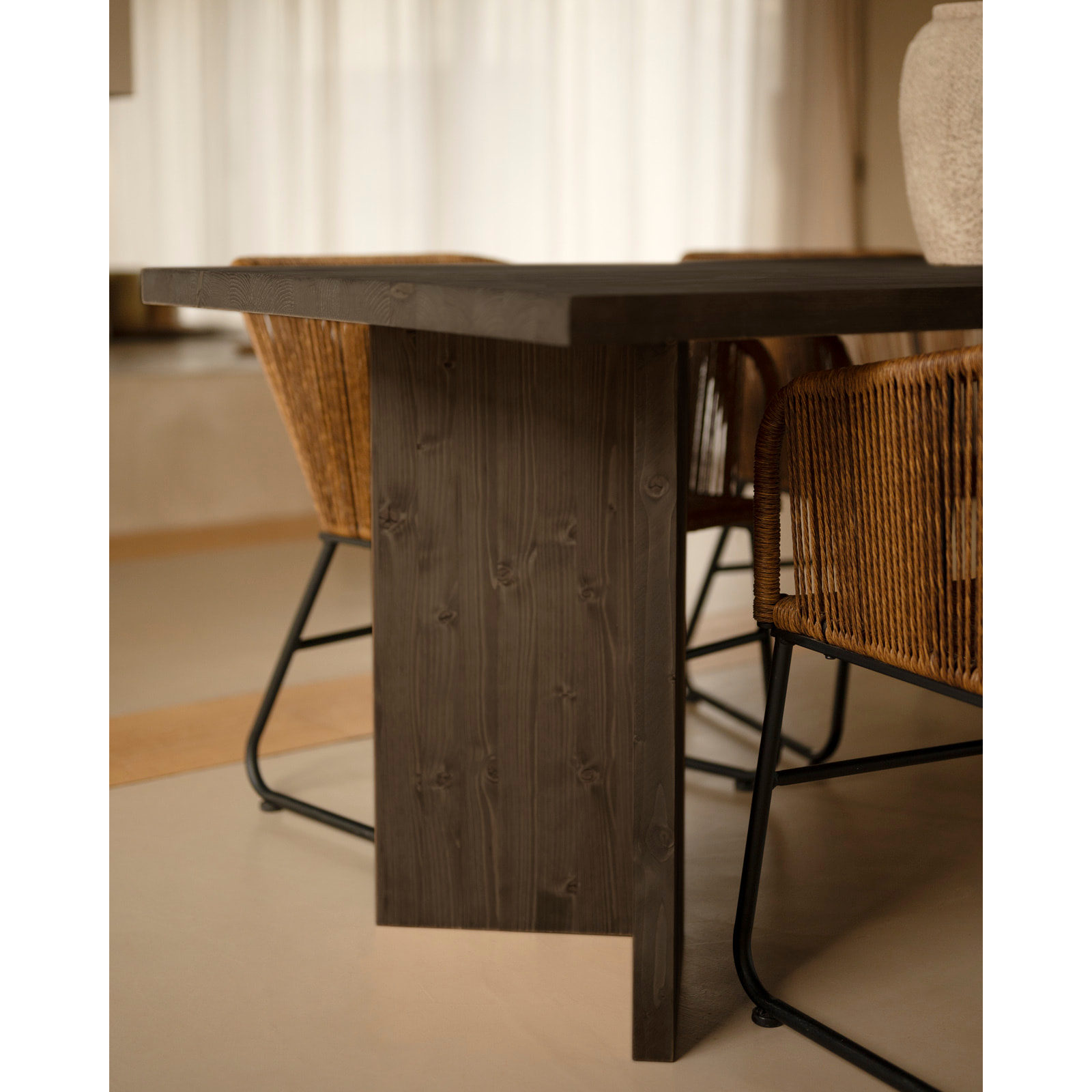 Table de salle à manger en bois massif en ton noir en différentes tailles
