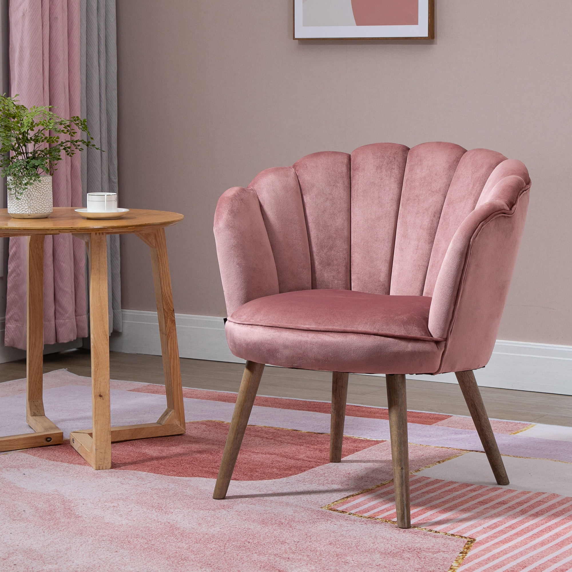 Fauteuil design coquillage piètement effilé bois d'hévéa dossier enveloppant strié aspect velours rose poudré