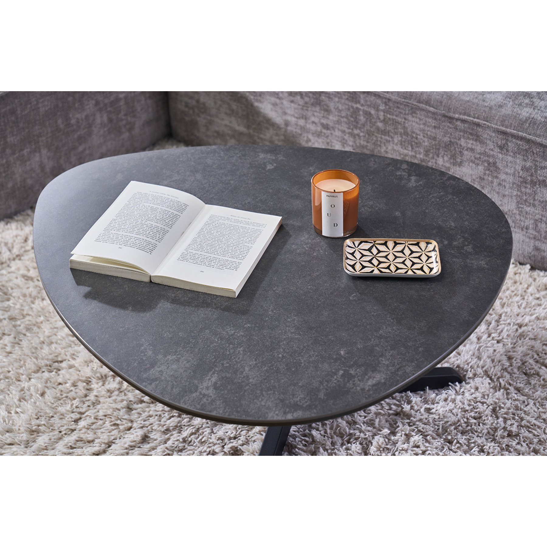Table basse design en céramique noire et métal L84 cm LEWA